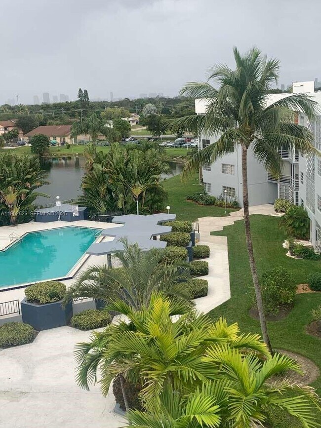 Foto del edificio - 877 NE 195th St