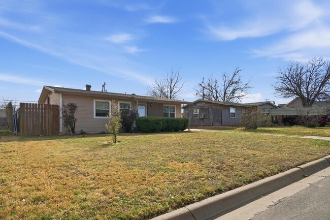 Building Photo - 1741 Pasadena Dr