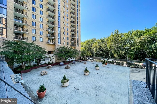 Foto del edificio - 4600 S Four Mile Run Dr
