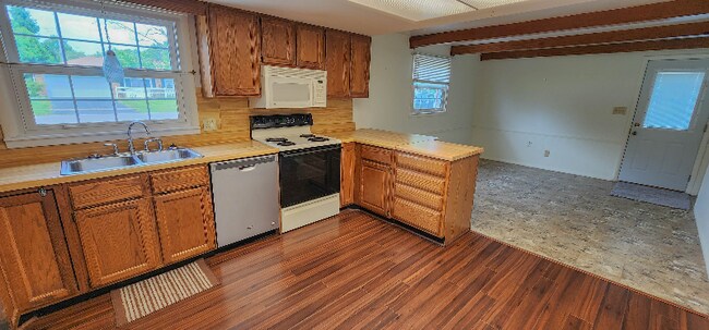 Foto del edificio - 2965 W Market St