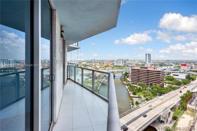 Foto del edificio - 185 SW 7th St