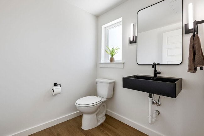 Building Photo - ***933 SE 10th Street***