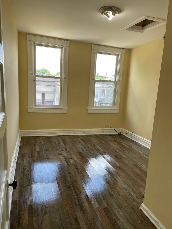 Trastienda - 2309 Avalon Ave