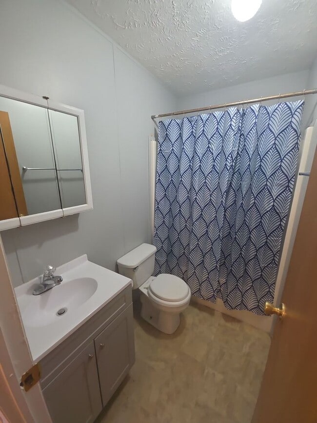 Foto del edificio - 2-Bedroom, 2-Bath Mobile Home with Front and Back Porches in Sparta