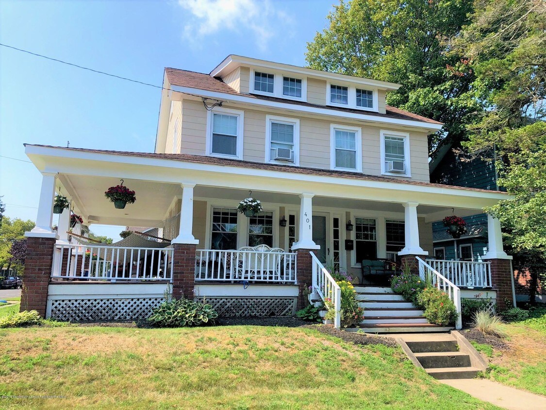 Primary Photo - 401 10th Ave