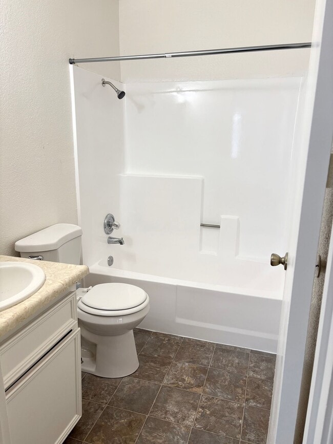 Building Photo - Charming 1 Bed / 1 Bath Downstairs Unit wi...