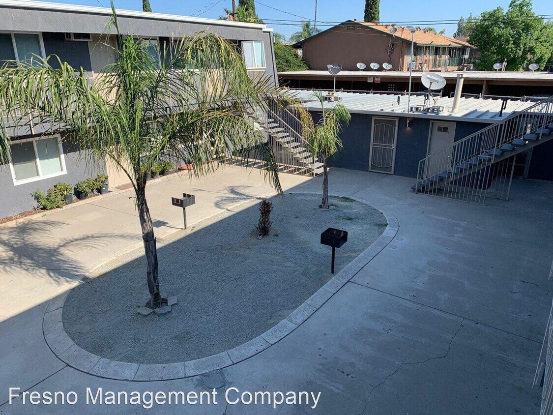 Primary Photo - 1360-1370 E Bulldog Ln