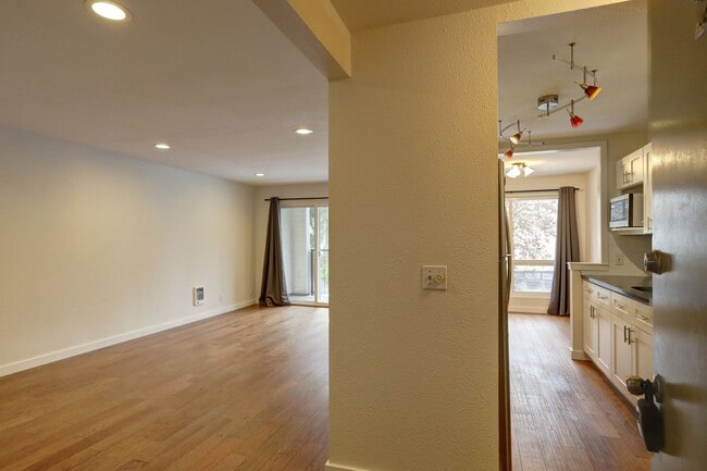 Foto del edificio - Prime Bellevue Location | 2 Bed Condo + Garage + Pool