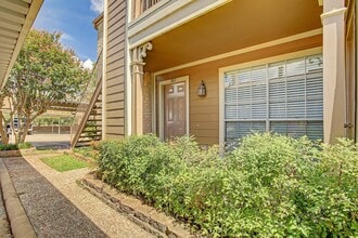 Building Photo - 1860 White Oak Dr