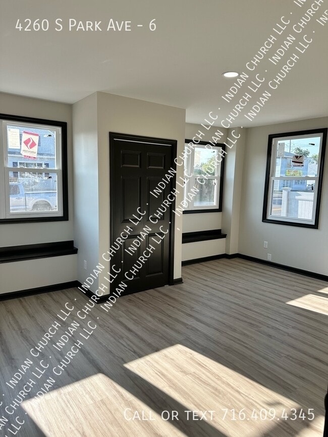 Building Photo - 4260 South Park Ave