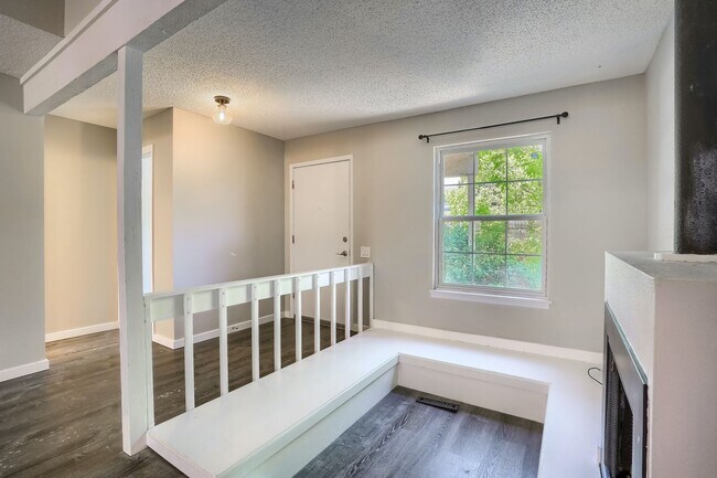 Foto del edificio - Comfortable Single-Family Townhouse in Quiet Community