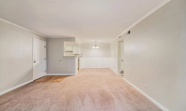 Foto del edificio - 2 bedroom/2 bathroom main level condo!