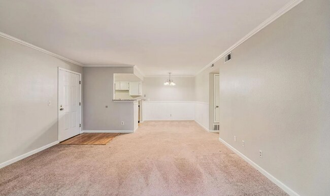 Building Photo - 2 bedroom/2 bathroom main level condo!