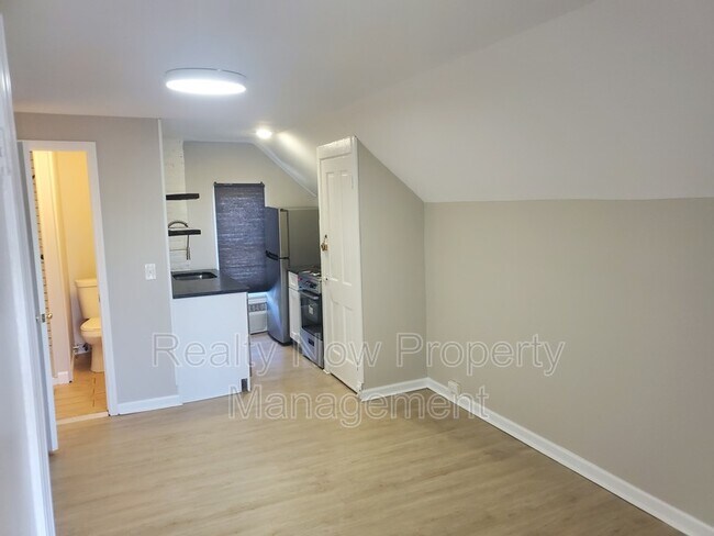 Building Photo - 1335 W 61st St