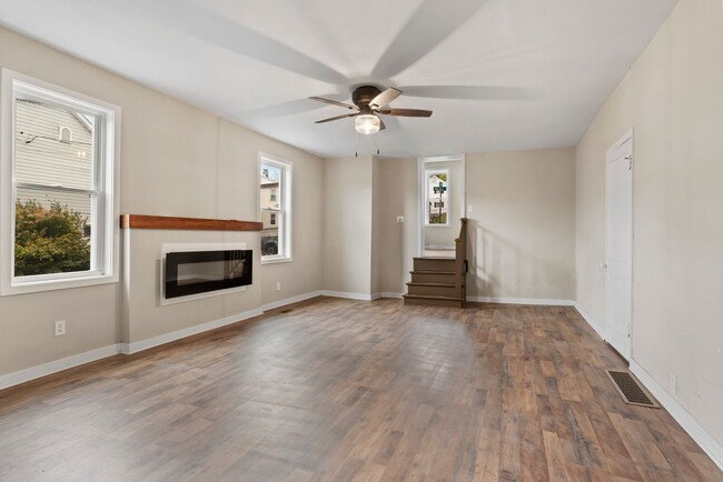Building Photo - Stunning Renovated Home – 3 Bed / 1 Bath |...