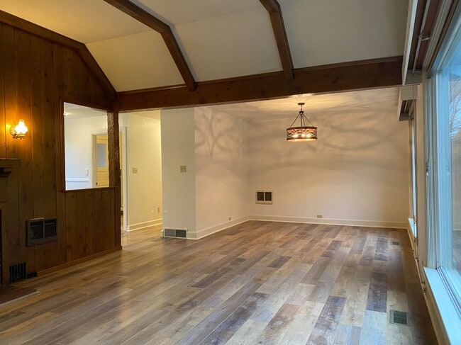 Building Photo - Quaint Hood River Cottage