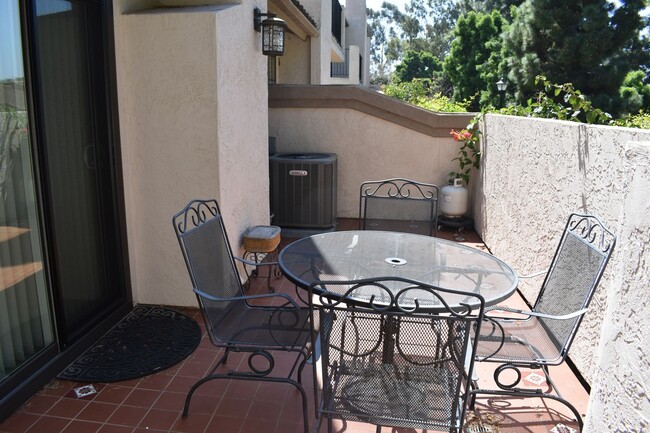 Building Photo - Flooring throughout 3 bd 2.5 ba Condo (San Diego, 92122)