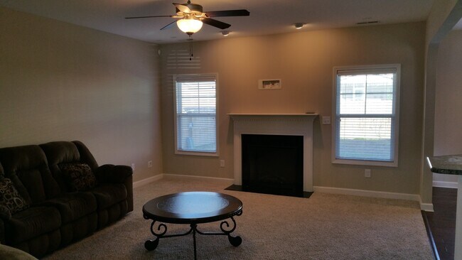 Building Photo - Big Beautiful and Available