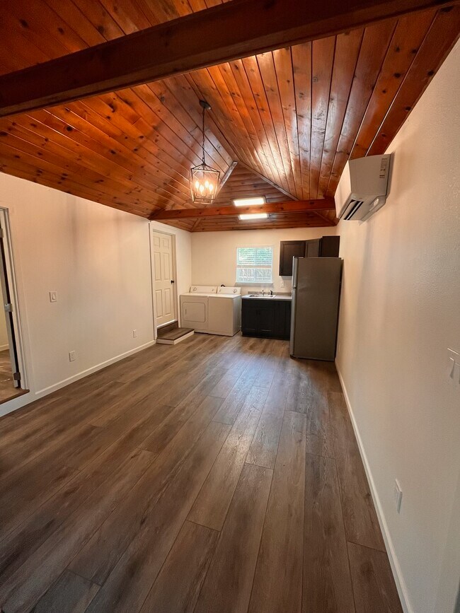 Building Photo - 120 NW Manzanita Ave
