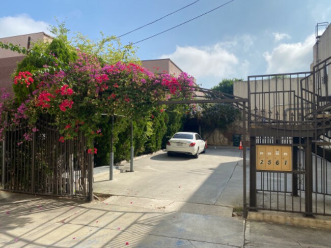 Foto del edificio - 2561 E Colorado Blvd