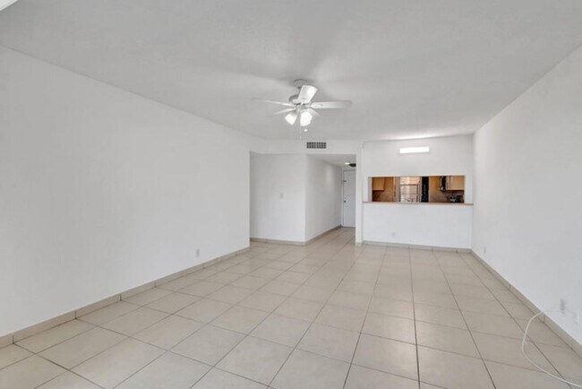 Foto del edificio - 8431 Royal Palm Blvd