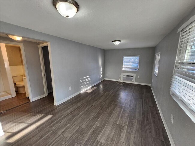 Foto del edificio - 4611 N Hubert Ave