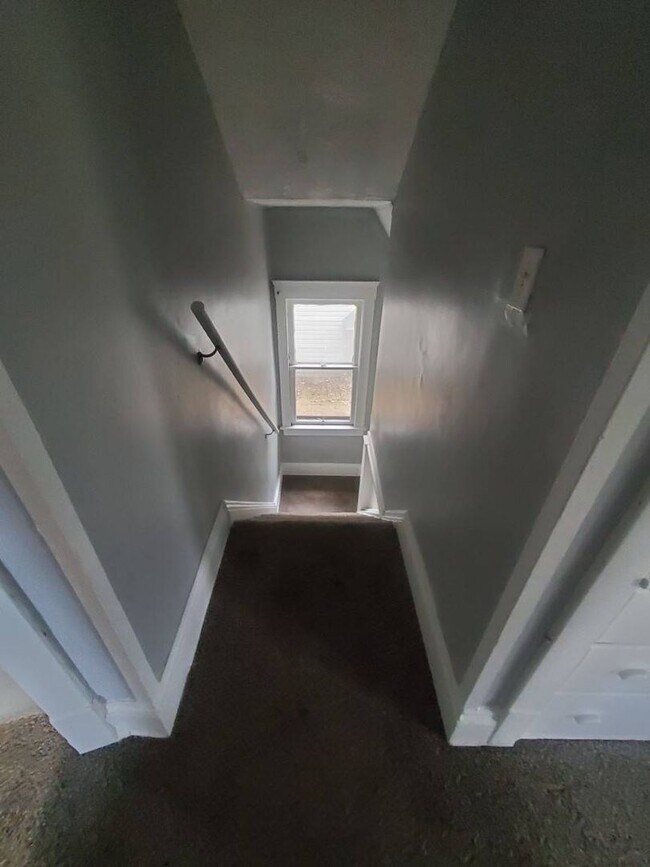 Building Photo - Charming 3-Bedroom Property in Prime Location (SECTION 8 VOUCHERS ACCEPTED)