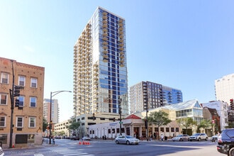 Building Photo - 1212 N La Salle Dr