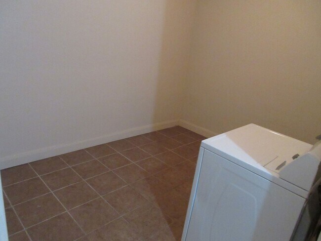 Foto del edificio - 7 bedroom, 3 bathroom twin home