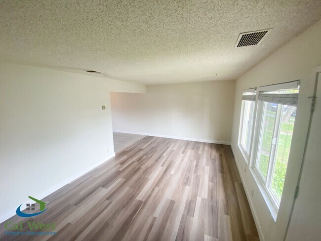 Foto del edificio - $3195-Updated Two Story Town Home in Bloss...