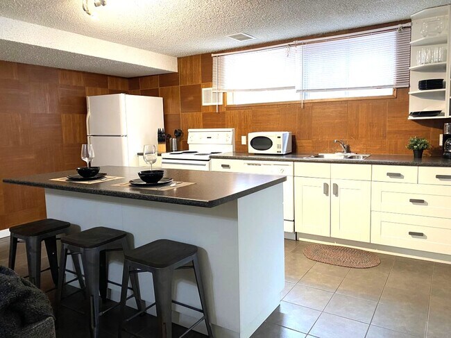 Photo du bâtiment - 8239-893A 93a Ave NW