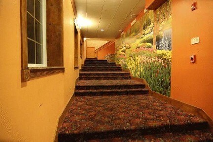 Escaleras al segundo nivel - 1389 University Ave