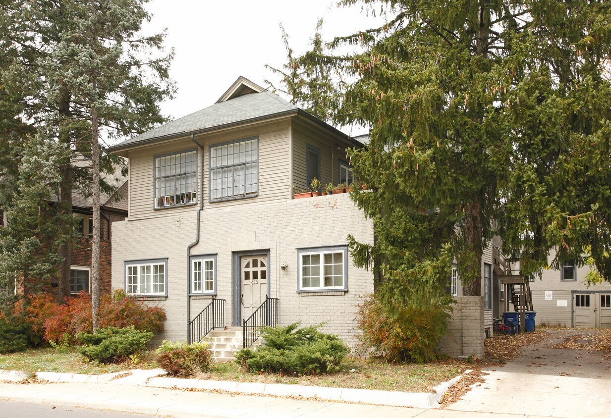 Primary Photo - 815 E Huron St