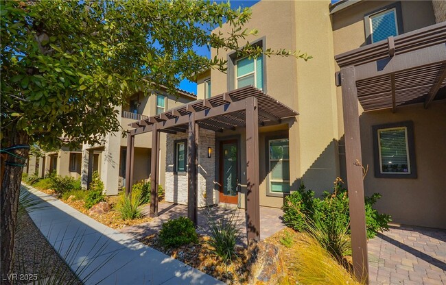 Building Photo - 541 Tokopah Falls St