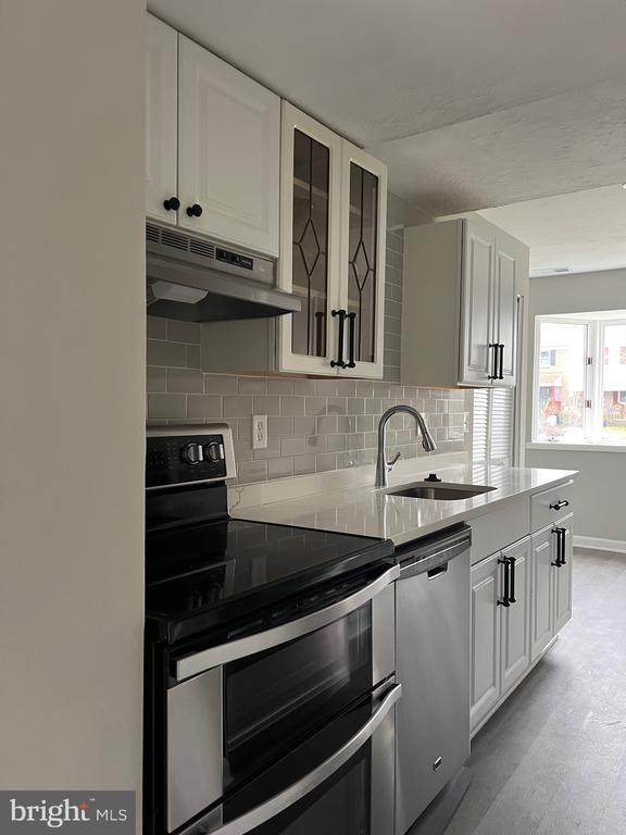 Foto del edificio - 406 Essexwood Ct