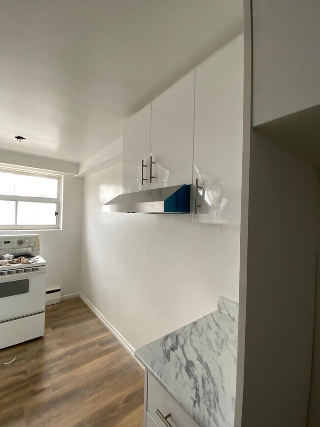 Photo du bâtiment - SOUTH ETOBICOKE RENOVATED UNIT - 2 BEDROOM...