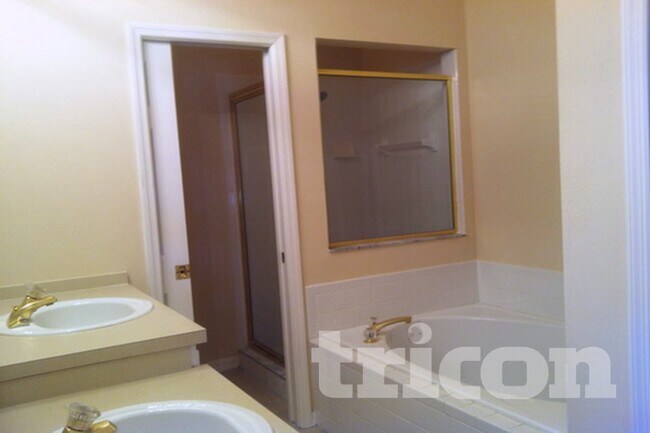 Foto del edificio - 13809 Riverpath Grove Dr