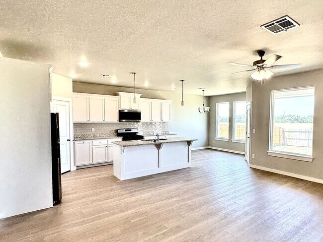 Foto del edificio - Pet-Friendly 3-Bed Home in Edmond - Move-In Ready!