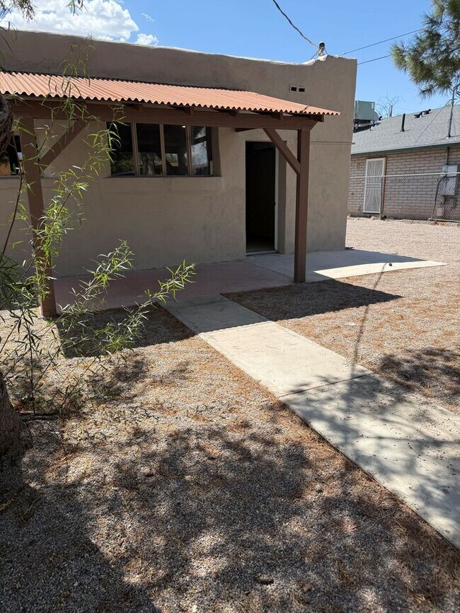 Foto del edificio - HOUSE FOR RENT