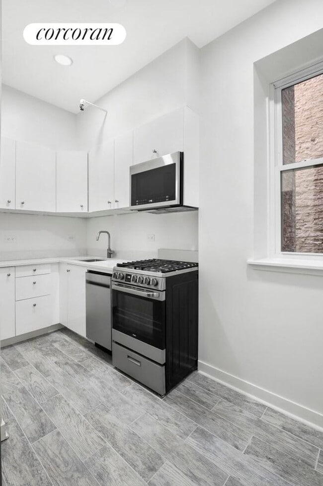 Building Photo - 259 W 12th St