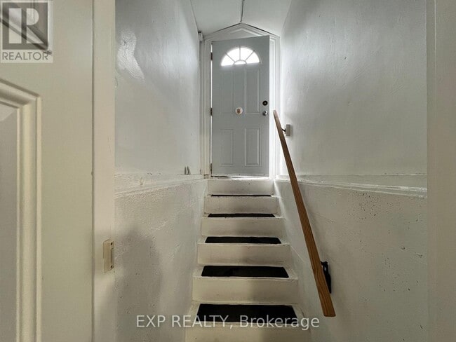 Building Photo - 205 Simcoe Rd