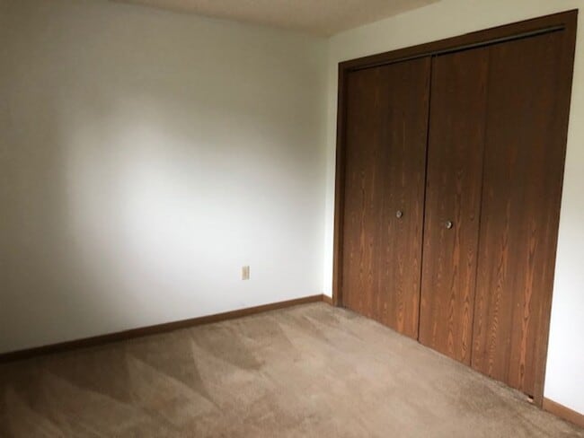 Building Photo - 1 Bedroom Apartment in Iowa City