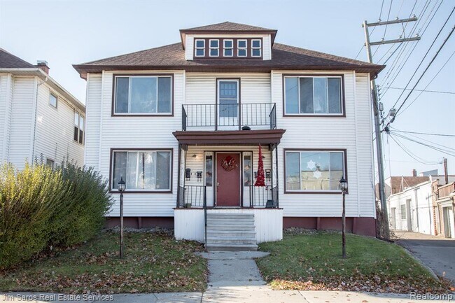 Building Photo - 1463 Beaconsfield Ave