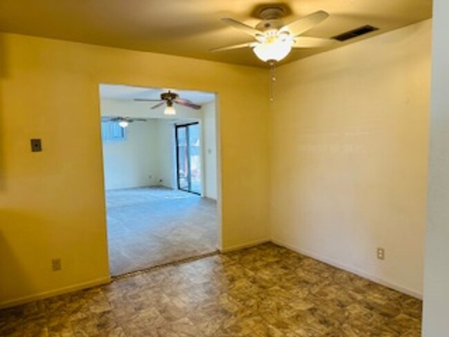 Foto del edificio - $1,695 - Spacious Two Bedroom +Flex Room- ...