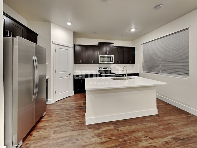 Foto del edificio - 752 S Rocker Ave