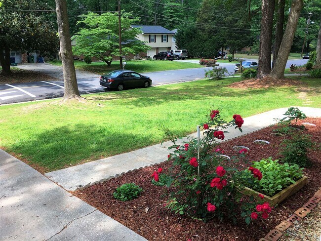 Building Photo - 4 br, 2 bath Duplex - 1584 Greenwood Drive...