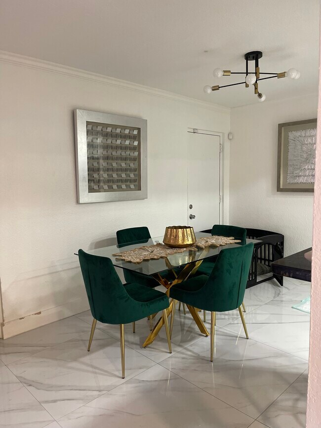 Foto del edificio - 7120 Fairway Dr