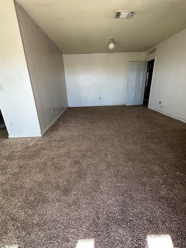 Building Photo - 1600 Crenshaw Dr