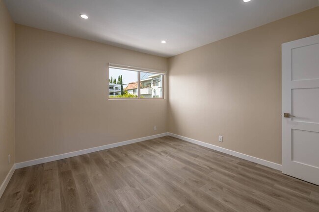Building Photo - 1553 S Saltair Ave