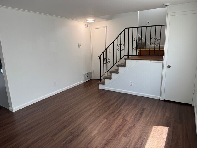 Foto del edificio - 5090-5092-5092 Beacon Hill Rd